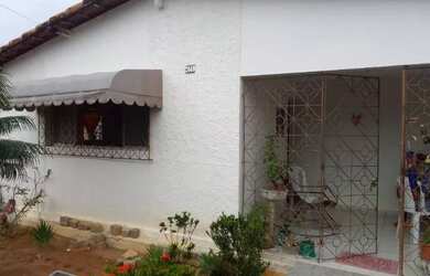 Imagem: A casa possui 3 Dormitórios, 1 Banheiro, 1 Vaga na garagem