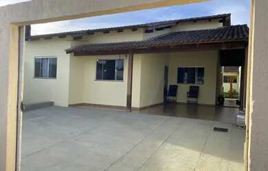 Imagem: A casa possui 3 Dormitórios, 3 Banheiros, 2 Vagas na garagem