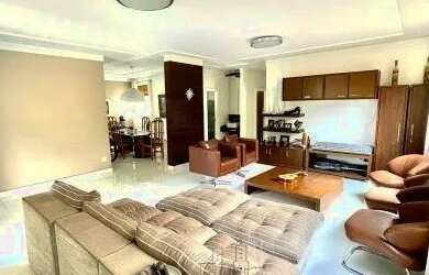 Imagem: A casa possui 4 Dormitórios, 5 Banheiros, 4 Vagas na garagem