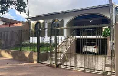 Imagem: A casa possui 3 Dormitórios, 4 Banheiros, 2 Vagas na garagem