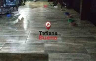 Imagem: A casa possui 3 Dormitórios, 2 Banheiros, 5 Vagas na garagem