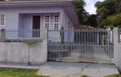 Imagem: A casa possui 3 Dormitórios, 2 Banheiros, 1 Vaga na garagem