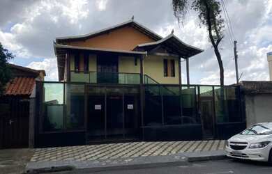 Imagem: A casa possui 4 Dormitórios, 5 Banheiros, 4 Vagas na garagem