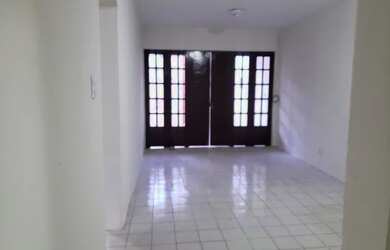 Imagem: A casa possui 2 Dormitórios, 3 Banheiros, 2 Vagas na garagem