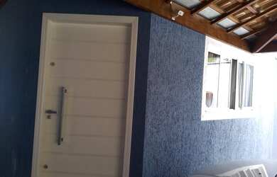 Imagem: A casa possui 3 Dormitórios, 2 Banheiros, 2 Vagas na garagem