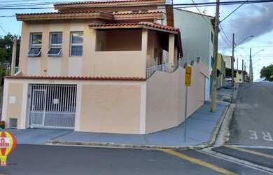 Imagem: A casa possui 3 Dormitórios, 1 Banheiro, 3 Vagas na garagem