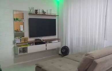 Imagem: A casa possui 3 Dormitórios, 1 Banheiro, 2 Vagas na garagem