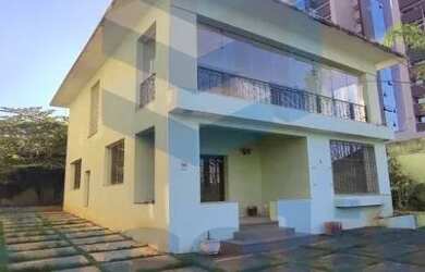 Imagem: A casa possui 3 Banheiros, 5 Vagas na garagem, 318m² de Área