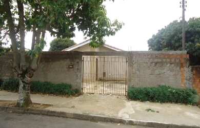 Imagem: A casa possui 3 Dormitórios, 1 Banheiro, 3 Vagas na garagem