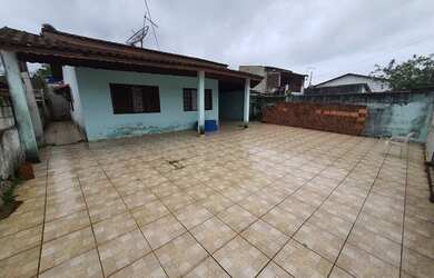 Imagem: A casa possui 3 Dormitórios, 1 Banheiro, 5 Vagas na garagem