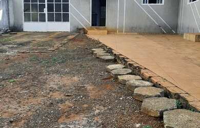 Imagem: A casa possui 3 Dormitórios, 1 Banheiro, 2 Vagas na garagem