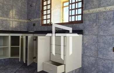 Imagem: A casa possui 3 Dormitórios, 2 Banheiros, 1 Vaga na garagem