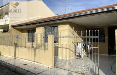 Imagem: A casa possui 3 Dormitórios, 2 Banheiros, 2 Vagas na garagem