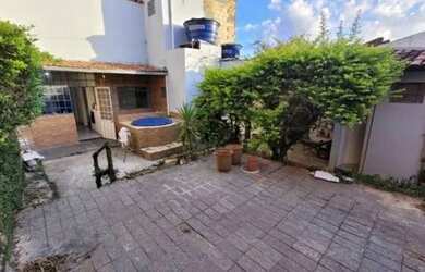 Imagem: A casa possui 3 Dormitórios, 2 Banheiros, 1 Vaga na garagem