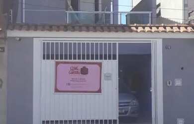 Imagem: A casa possui 3 Dormitórios, 3 Banheiros, 4 Vagas na garagem