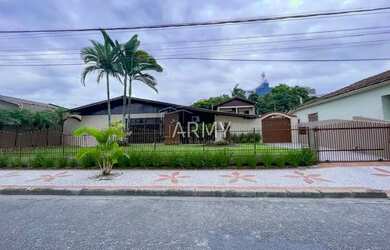 Imagem: A casa possui 4 Dormitórios, 5 Banheiros, 4 Vagas na garagem