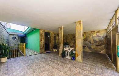 Imagem: A casa possui 4 Dormitórios, 3 Banheiros, 2 Vagas na garagem