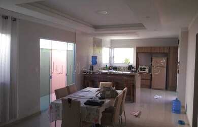 Imagem: A casa possui 3 Dormitórios, 3 Banheiros, 4 Vagas na garagem