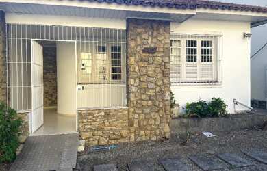 Imagem: A casa possui 5 Dormitórios, 5 Banheiros, 3 Vagas na garagem