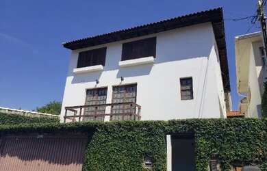 Imagem: A casa possui 4 Dormitórios, 5 Banheiros, 4 Vagas na garagem