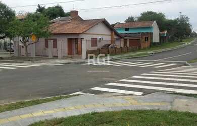 Imagem: A casa possui 3 Dormitórios, 2 Banheiros, 5 Vagas na garagem