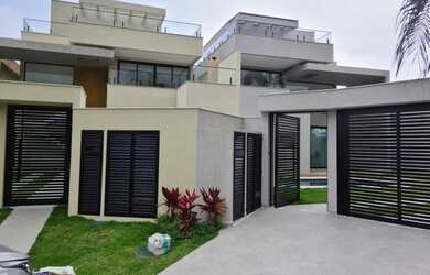 Imagem: A casa em condomínio possui 4 Dormitórios, 5 Banheiros, 3