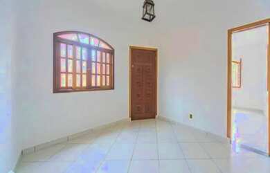 Imagem: A casa possui 4 Dormitórios, 2 Banheiros, 2 Vagas na garagem