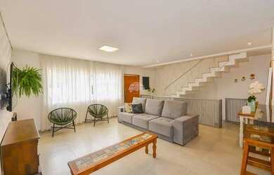 Imagem: A casa possui 4 Dormitórios, 1 Banheiro, 1 Vaga na garagem