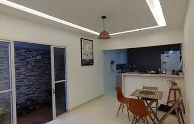 Imagem: A casa possui 3 Dormitórios, 2 Banheiros, 1 Vaga na garagem