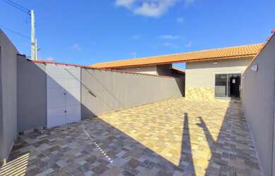 Imagem: A casa possui 2 Dormitórios, 2 Banheiros, 4 Vagas na garagem