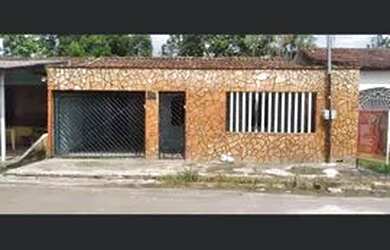 Imagem: A casa possui 4 Dormitórios, 2 Banheiros, 1 Vaga na garagem