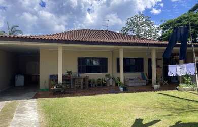 Imagem: A casa possui 3 Dormitórios, 2 Banheiros, 2 Vagas na garagem