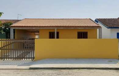 Imagem: A casa possui 2 Dormitórios, 1 Banheiro, 2 Vagas na garagem