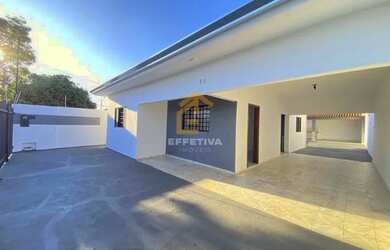 Imagem: A casa possui 3 Dormitórios, 3 Banheiros, 4 Vagas na garagem