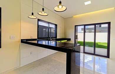 Imagem: A casa possui 3 Dormitórios, 1 Banheiro, 2 Vagas na garagem