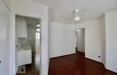 Imagem: O apartamento possui 3 Dormitórios, 1 Banheiro, 1 Vaga na garagem