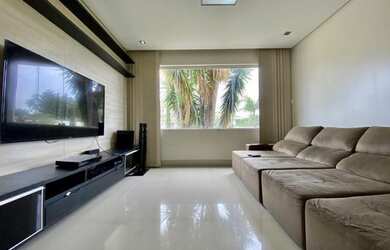 Imagem: A casa possui 3 Dormitórios, 2 Banheiros, 2 Vagas na garagem