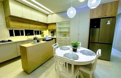 Imagem: A casa em condomínio possui 4 Dormitórios, 5 Banheiros, 4