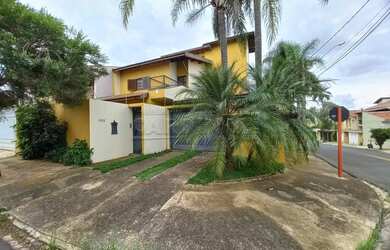 Imagem: A casa possui 3 Dormitórios, 1 Banheiro, 3 Vagas na garagem