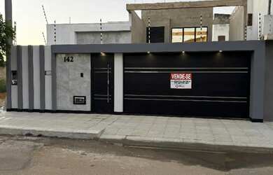 Imagem: A casa possui 3 Dormitórios, 2 Banheiros, 1 Vaga na garagem