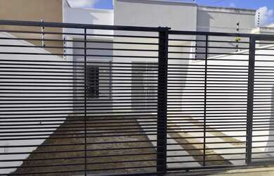 Imagem: A casa possui 2 Dormitórios, 1 Banheiro, 2 Vagas na garagem