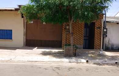 Imagem: A casa possui 3 Dormitórios, 3 Banheiros, 2 Vagas na garagem