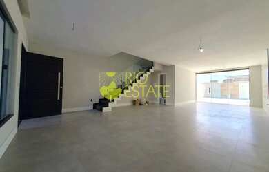 Imagem: A casa possui 3 Dormitórios, 4 Banheiros, 2 Vagas na garagem