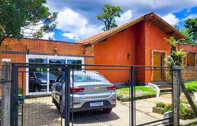 Imagem: A casa possui 2 Dormitórios, 3 Banheiros, 1 Vaga na garagem