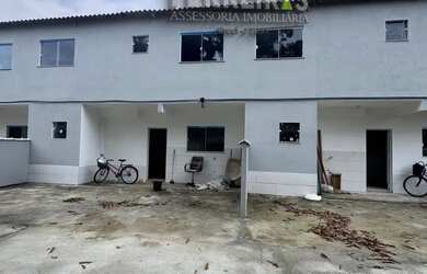 Imagem: A casa possui 3 Dormitórios, 1 Banheiro, 1 Vaga na garagem