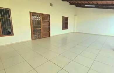 Imagem: A casa possui 4 Dormitórios, 2 Banheiros e está localizado