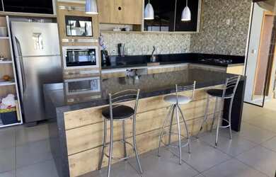 Imagem: A casa possui 3 Dormitórios, 3 Banheiros, 2 Vagas na garagem