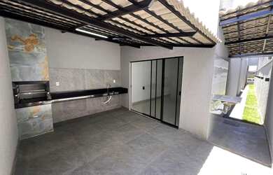 Imagem: A casa possui 3 Dormitórios, 2 Banheiros, 2 Vagas na garagem