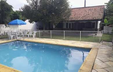 Imagem: A casa possui 3 Dormitórios, Acomodam 12 pessoas, 5 Vagas na