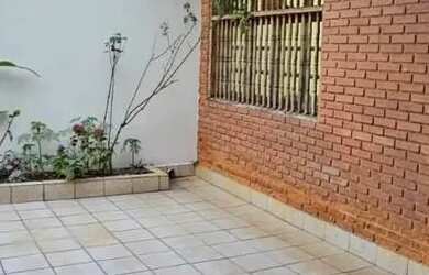 Imagem: A casa possui 2 Dormitórios, 2 Banheiros, 2 Vagas na garagem